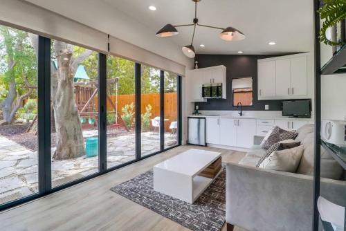 1155 Hymettus Ave Home