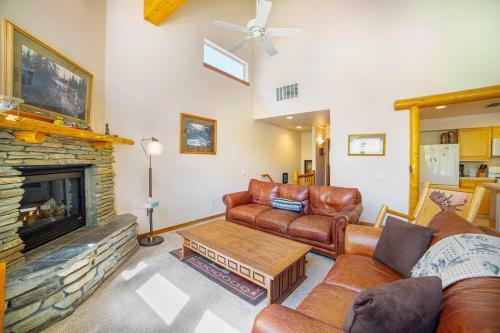 #427 - Spacious Townhome, Large Private Deck & Mountain Views