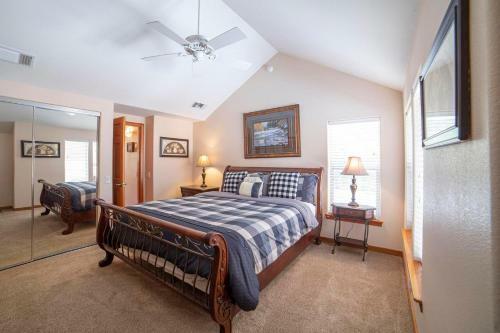 #427 - Spacious Townhome, Large Private Deck & Mountain Views
