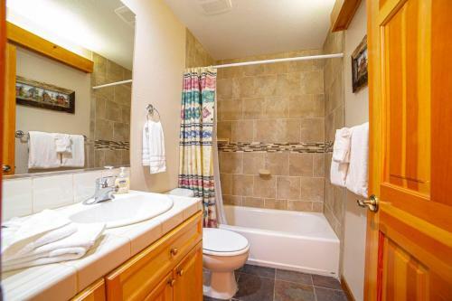 #427 - Spacious Townhome, Large Private Deck & Mountain Views