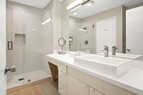 Shoal Creek Luxurious 2-bedroom Pga West Condo