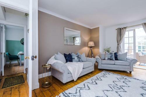 Delightful 3 Bedroom Home With Parking And Garden