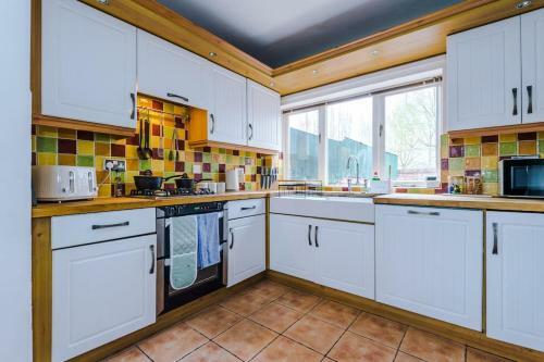Delightful 3 Bedroom Home With Parking And Garden