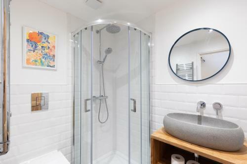 Lovely, Centrally Located 2-bedroom Apartment With Patio
