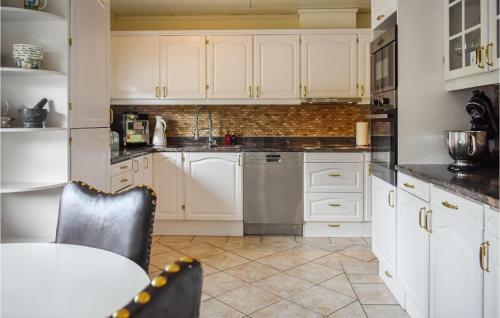 Awesome Home In H�gan�s With Wifi And 4 Bedrooms