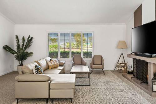 New! Lush Desert Retreat W/ Private Pool & Mountain Views