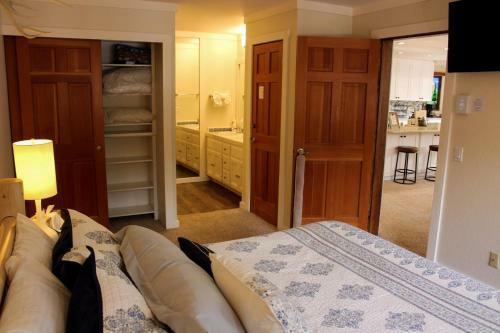 #418 - Bright, Modern, Comfy, And Great Location