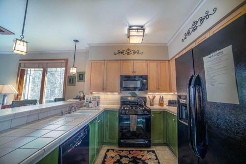 #459 - Large 2 Bed, 2 Bath Walking Distance To Lifts
