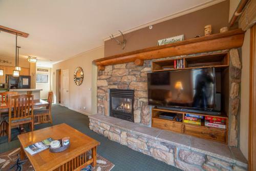 #459 - Large 2 Bed, 2 Bath Walking Distance To Lifts