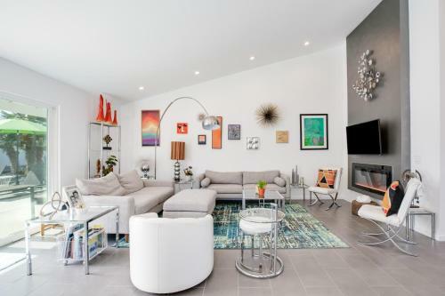 Arroyo Vista Charms