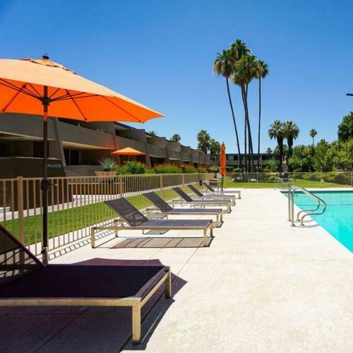 Mid-century Modern Desert Escape