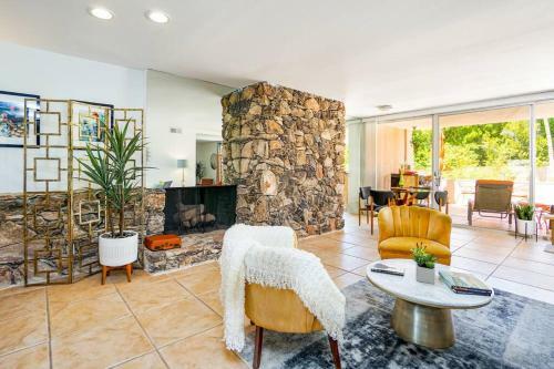Mid-century Modern Desert Escape