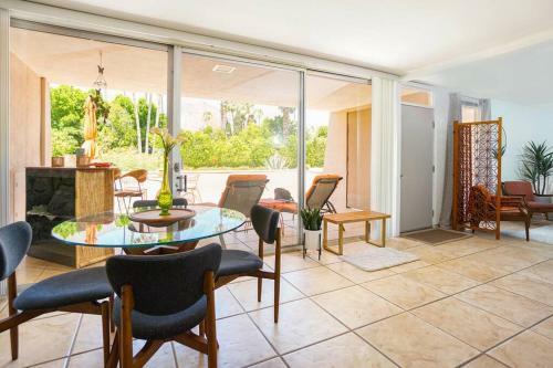 Mid-century Modern Desert Escape