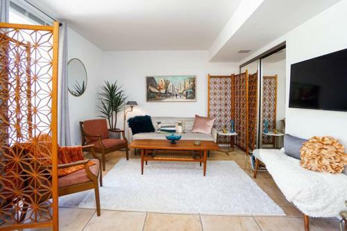 Mid-century Modern Desert Escape