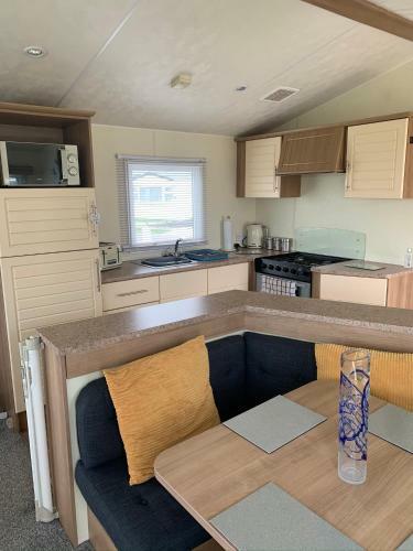 Meadow Lakes - Caravan By The Sea
