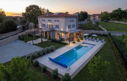 Villa Pi With Heated Pool