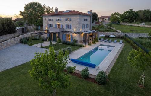 Villa Pi With Heated Pool