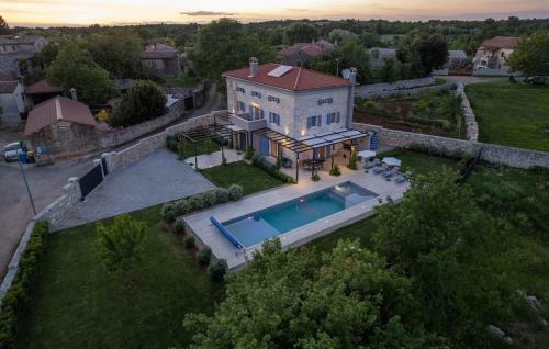 Villa Pi With Heated Pool