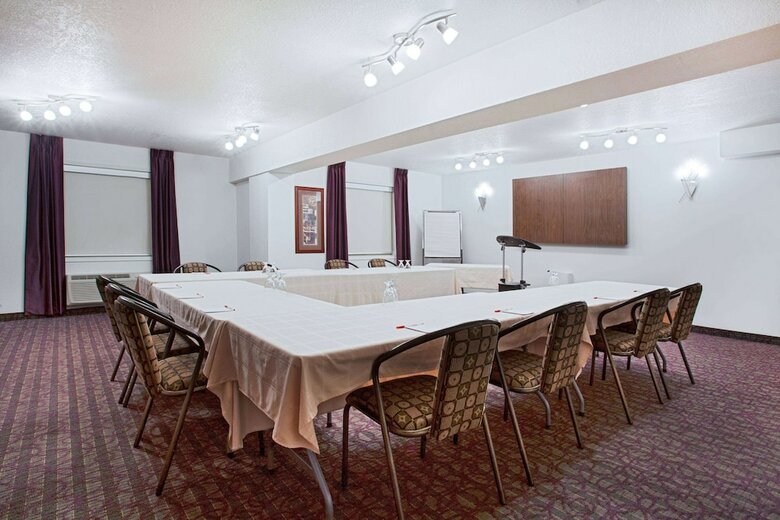 Hotel Ramada Inn & Suites Red Deer