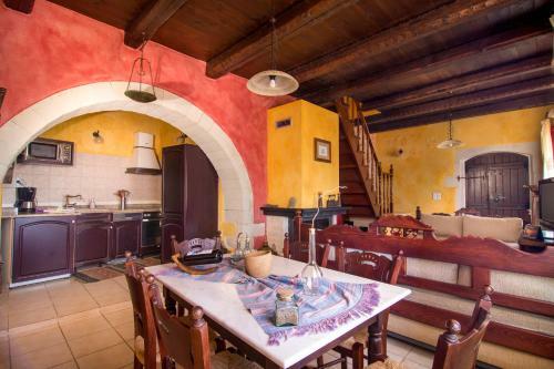 Aparthotel Samonas Traditional Settlement