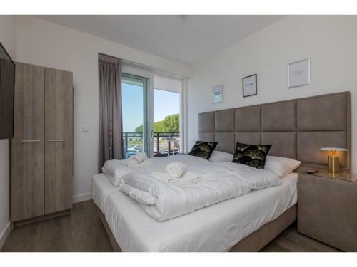 Bright Modern Apartment With Large Balconies, Located Directly On The Marina