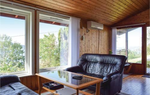 Three-bedroom Holiday Home In Sandvoll