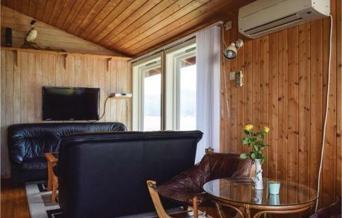 Three-bedroom Holiday Home In Sandvoll