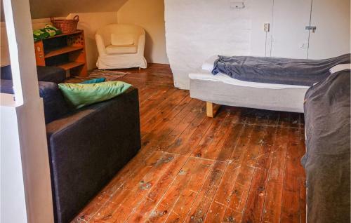 Awesome Home In Klintehamn With Wifi And 4 Bedrooms