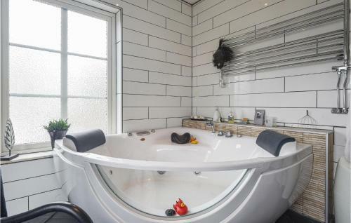 Amazing Home In Kode With Wifi And 3 Bedrooms