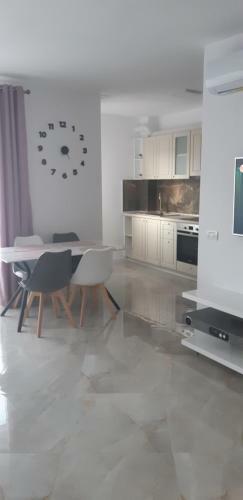 Aqua West Apartment
