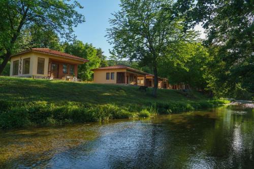 Perper?shka River Villas