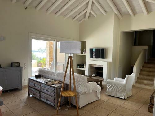 Phaedrus Living: Seaview Luxury Villa Chrysanthemum