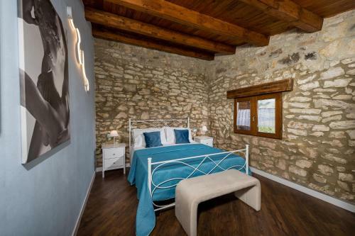 Villa Stone Walls With Jacuzzi