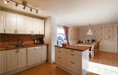 Stunning Home In �dsm�l With Wifi And 3 Bedrooms
