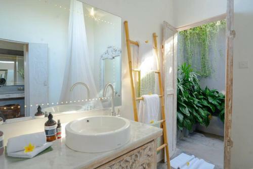 Fully-serviced 2 Bedroom Luxury Villa