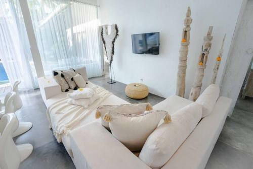 Fully-serviced 2 Bedroom Luxury Villa