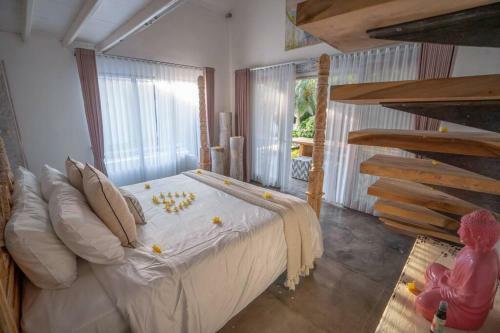 Fully-serviced 2 Bedroom Luxury Villa