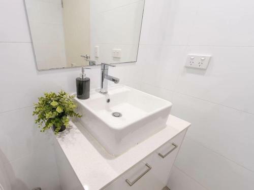Comfy One Bedroom Apartment With Free Parking