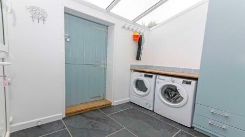 Pebbles Croyde Sleeps 8 4 Bedrooms