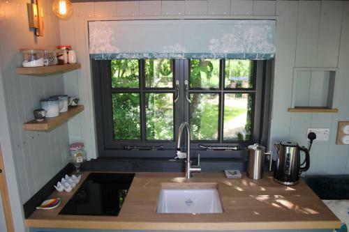 Sanford Escapes - Shepherds Hut & Hot Tub