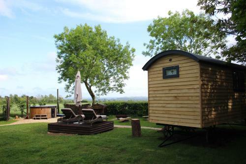 Sanford Escapes - Shepherds Hut & Hot Tub