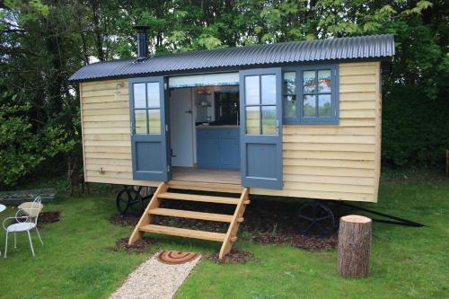 Sanford Escapes - Shepherds Hut & Hot Tub