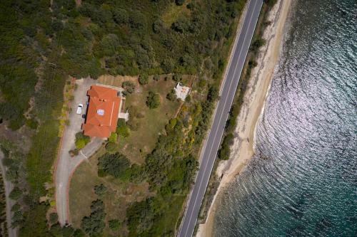 Beachfront Villa With Huge Garden, 3br, Halkidiki