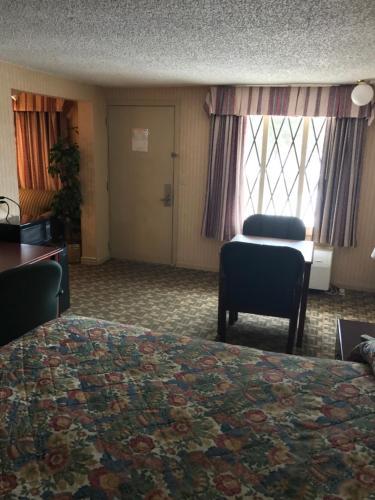 Motel Home Town Inn