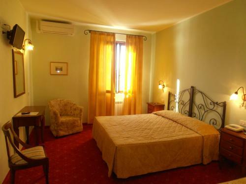 Hotel Garn� Bartabel