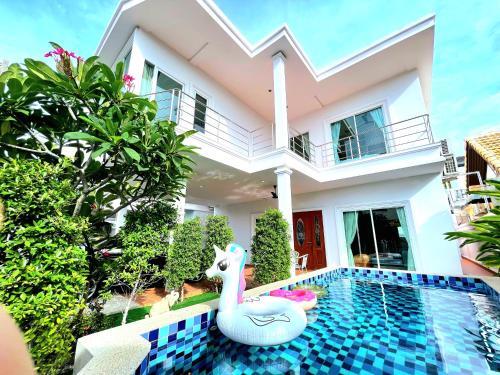The Uni Pool Villa 1