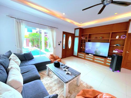 The Uni Pool Villa 1