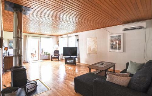 Beautiful Home In Uddevalla With Wifi And 2 Bedrooms