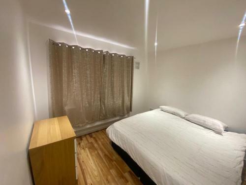 6 Guests, 3 Private Rooms In Beautiful London Home