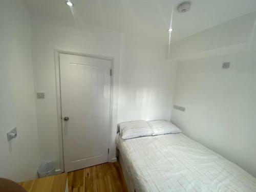 6 Guests, 3 Private Rooms In Beautiful London Home